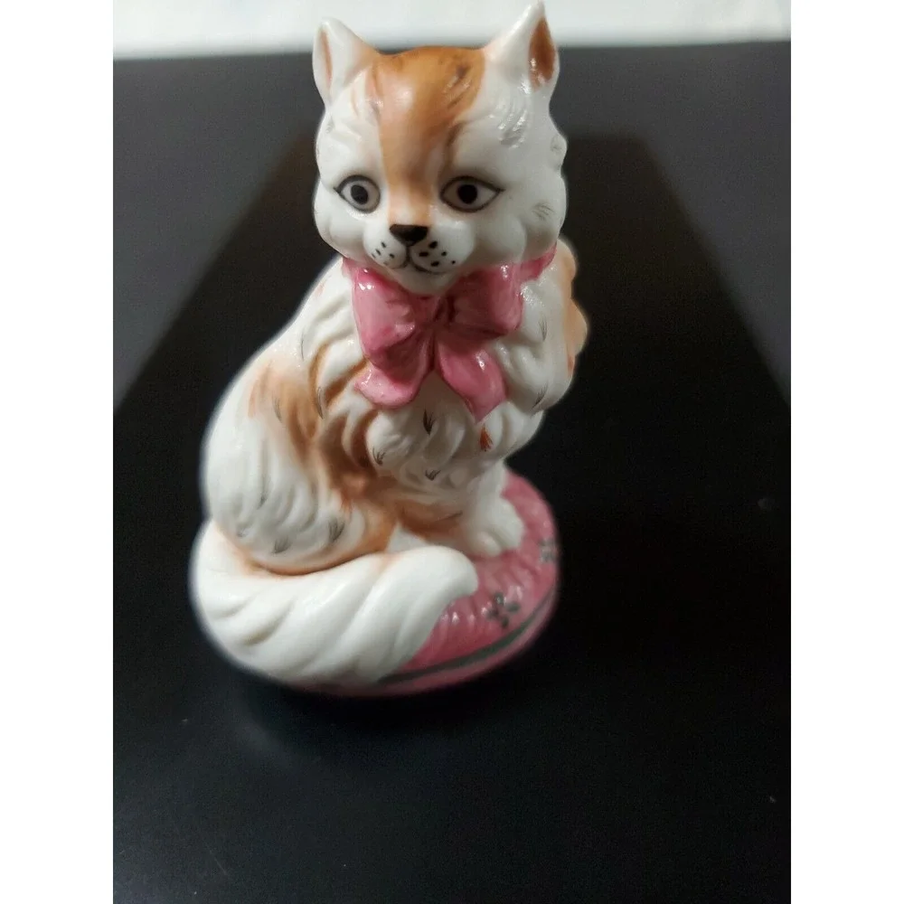 The Franklin Mint Staffordshire Cat Figurine 1986 Display Curio Cat‎ Collection